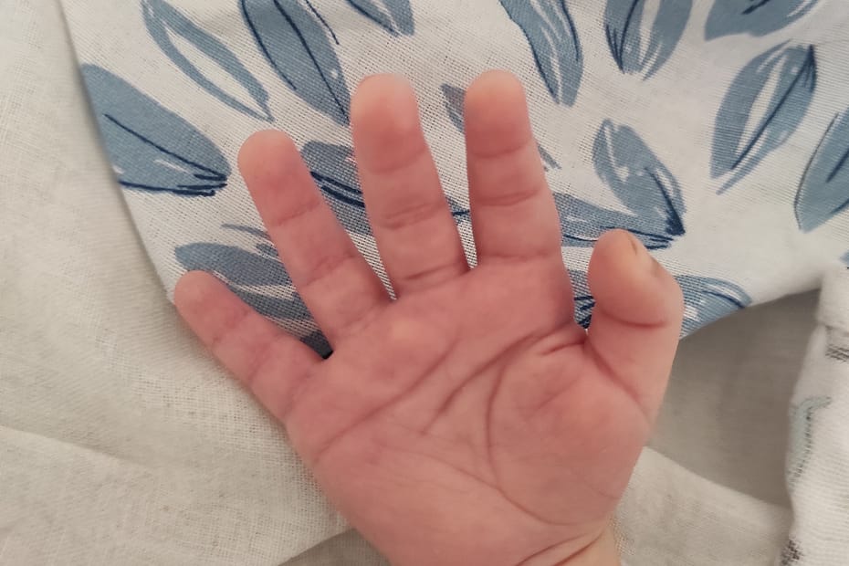 dłoń niemowlaka